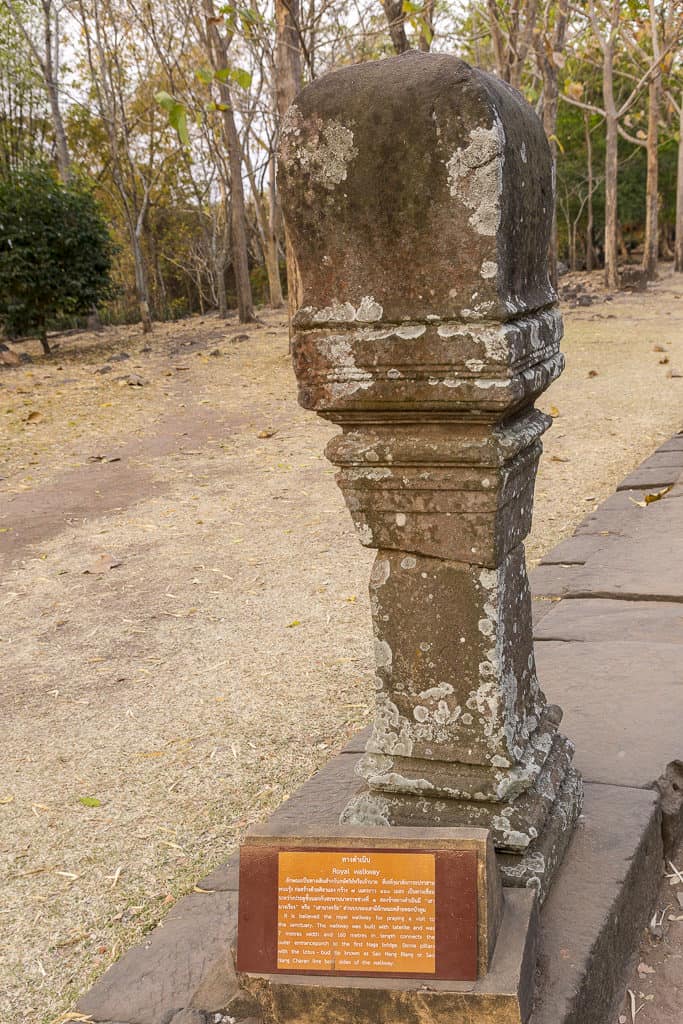 Randstein mit der symbulisierten Lotusblüte als Abschluß der Säule